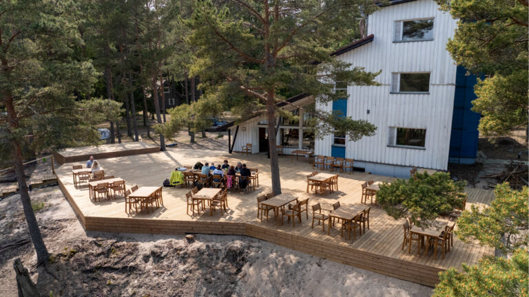 Põgenemine linnast: miks valida puhkemaja Naissaarel