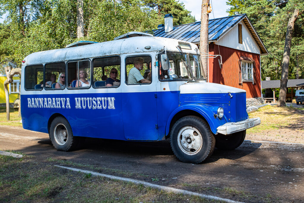 Naissaare külastuskeskuse retrobuss